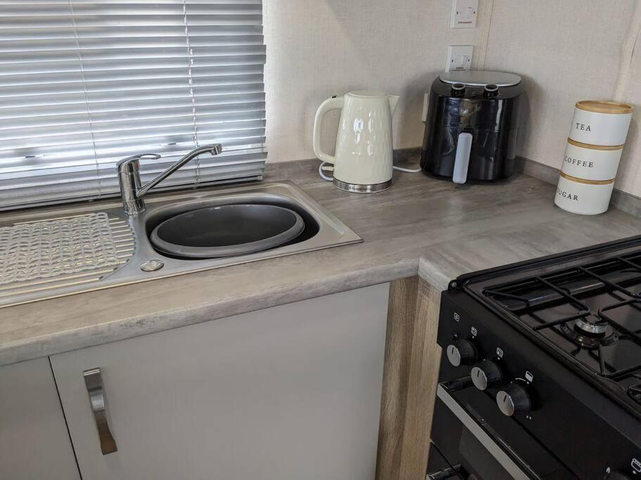 Beautiful Pet Friendly Southerness Caravan With Sea View & Decking Area Mainsriddle Dış mekan fotoğraf